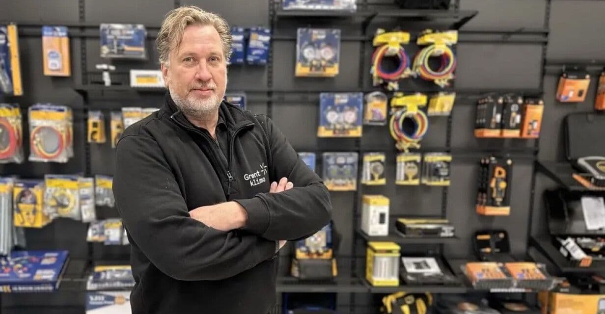 Vender blikket fra Kina til Porsgrunn for mer stabil produksjon og leveranse av plastkomponenter